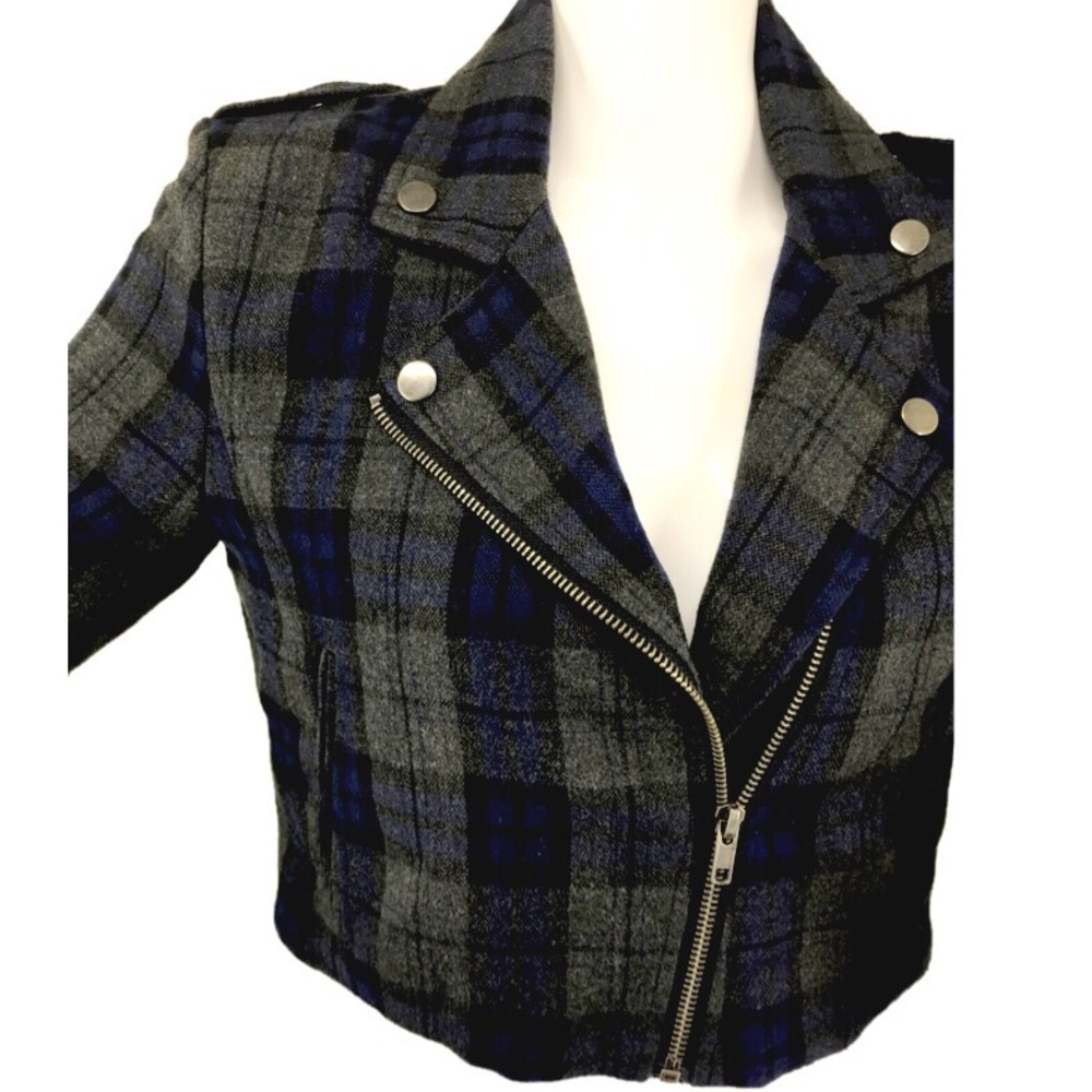 🌸Bishop + Young  Plaid wool short blazer.